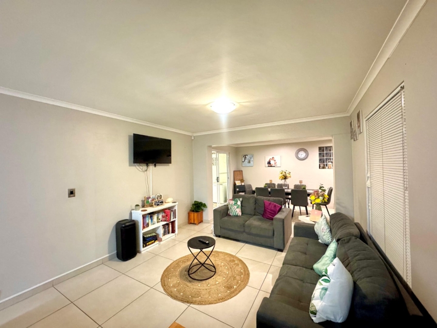 To Let 3 Bedroom Property for Rent in Wavecrest Western Cape